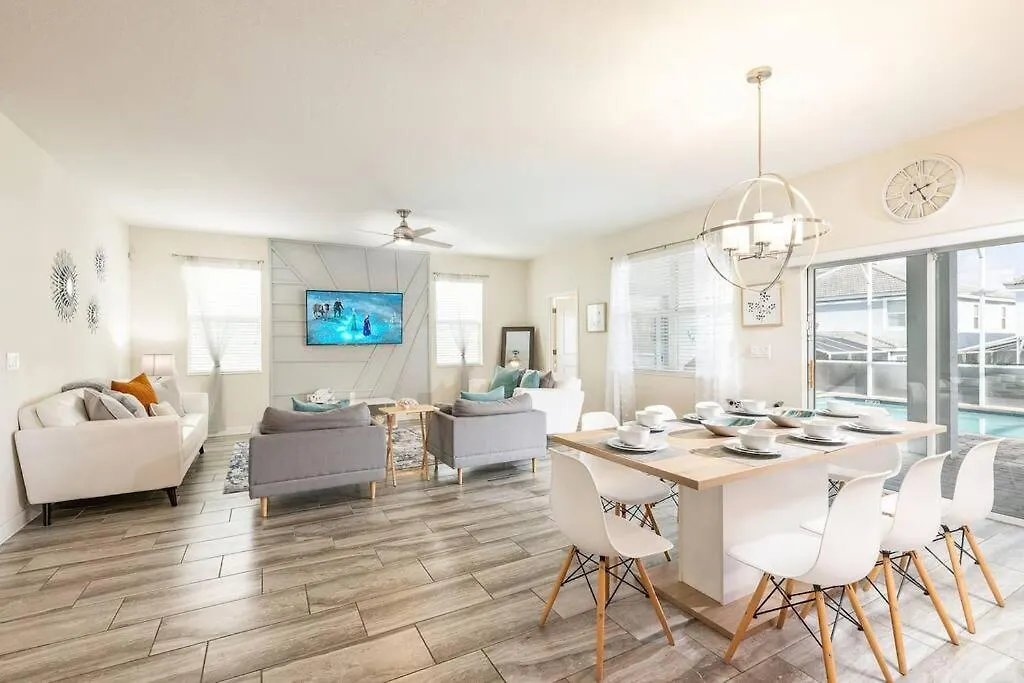 Champions Oasis - Spacious Villa & Free Pool Heat Davenport