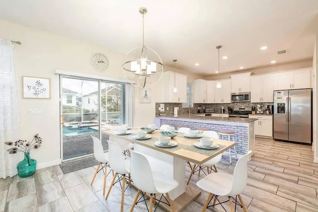 Champions Oasis - Spacious Villa & Free Pool Heat Davenport