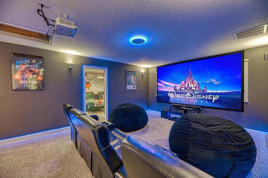 Holiday home Champions Oasis - Spacious Villa & Free Pool Heat Davenport United States